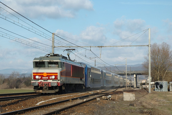 Un train Bourg Saint Maurice - Lyon quitte Ambérieu.