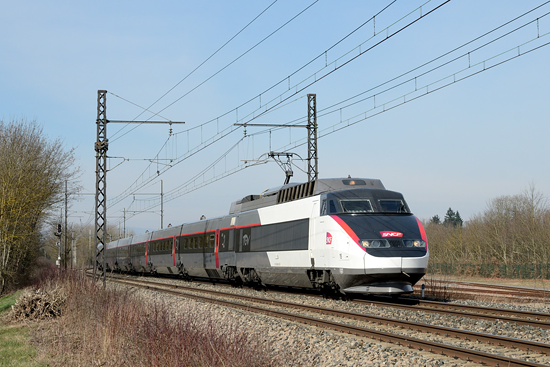 Rame TGV Sud Est en livrée carmillon